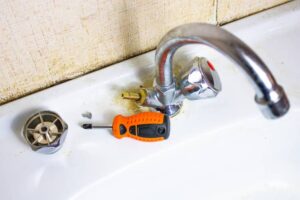 Cómo arreglar una llave de agua que gotea