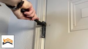 Cómo arreglar una puerta que no cierra bien